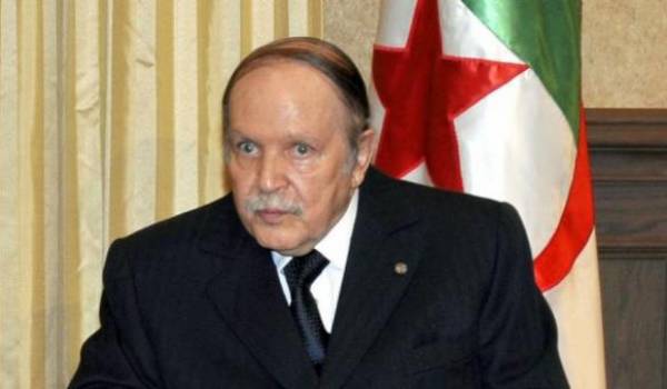 Abdelaziz Bouteflika s'octroie une constitution.