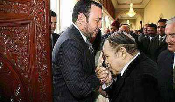 Bouteflika faisant le baise-main au roi Mohammed VI.