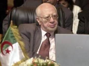 Mohamed Bedjaoui, ancien ministre des Affaires étrangères cité dans l'affaire de pots-de-vin Sonatrach-Saipem. Mohamed Bedjaoui, ancien ministre des Affaires étrangères cité dans l'affaire de pots-de-vin Sonatrach-Saipem.