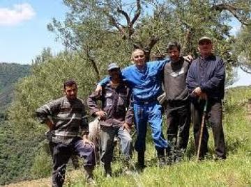 Idir Aït Mohand au milieu d'autres paysans de Kabylie. Photo d'Aït Mohand.