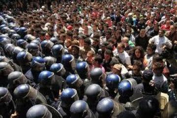 Devant le mécontentement social, la tentation policière est un cautère sur une jambe de bois. Devant le mécontentement social, la tentation policière est un cautère sur une jambe de bois.