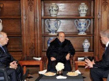 Bouteflika recevant Sellal et Gaïd Sallah avec en toile de fond le portrait du président français : François Hollande.
