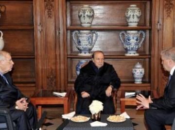 Bouteflika recevant Sellal et Gaïd Sallah avec en toile de fond le portrait du président français : François Hollande. Bouteflika recevant Sellal et Gaïd Sallah avec en toile de fond le portrait du président français : François Hollande.