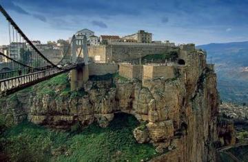 Constantine érigée par le pouvoir contre l'histoire capitale arabe. Constantine érigée par le pouvoir contre l'histoire capitale arabe.