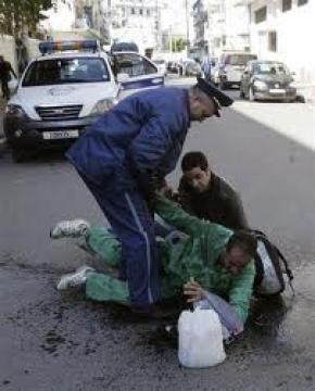 Une tentative d'immolation empêchée à Alger. Archives.