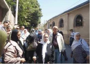Famille des marins captifs des pirates lors d'un rassemblement.