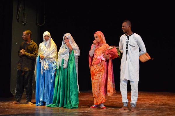 La troupe Taghit n'Ajjer saluant le public batnéen