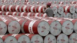 Le pétrole bénéficie d'un recul du dollar avant les stocks