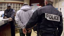 Retentions annulées : menottage et placement dans locaux de police irréguliers