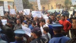 Ahmed Ouyahia accueilli par des manifestants à Oum El Bouagui (Vidéo)