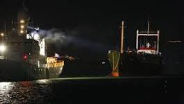 L'Italie amène à quai un cargo fantôme de migrants syriens