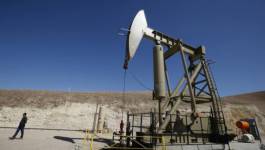 Le pétrole baisse dans un marché calme mais prudent