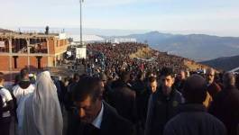 Le corps du défunt Hocine Aït Ahmed levé en direction d'Aïn El Hammam