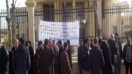 Des dizaines d'enseignants ont protesté à l'université de Tiaret
