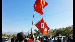 Des Rifains enlèvent le drapeau marocain pour installer celui du Rif
