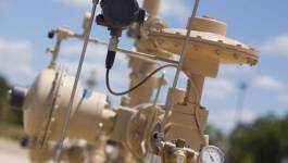 Le pétrole creuse ses pertes, les réserves américaines s'accumulent