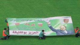 Banderole brandie dans le stade de Franceville : "Bouteflika, dégage"