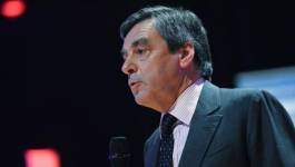 Le candidat François Fillon colmate les fissures internes à la droite française