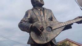 A peine érigée, la statue de Matoub Lounes à Souk El Tenine (Béjaia) est à refaire