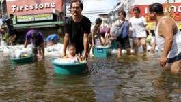 L'exode des habitants de Bangkok devant la montée des eaux