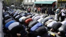 France : des centaines de musulmans bravent l'interdiction de prier dans la rue