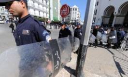 Notre rassemblement devant la présidence de la république a été réprimé par une armada de policiers, digne d’un véritable Etat d’exception