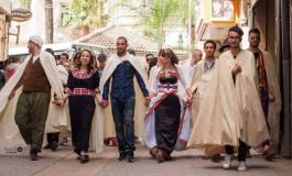 Hashtag #Azariw : des défilés en tenues traditionnelles à Alger et Bejaia