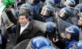 La police encercle la maison des syndicats à Alger, violence massive contre les enseignants