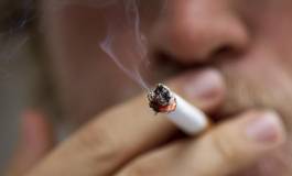 Des passagers défient l’interdiction de fumer dans l’aéroport d’Oran