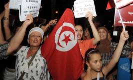 Les Tunisiennes manifestent pour leurs droits : "Ghannouchi dehors !"