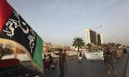 Des manifestants chassent des milices islamistes de Benghazi