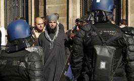 Des salafistes manifestent à Paris, une centaine d'interpellations