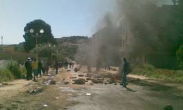 Les citoyens ferment des bureaux de vote à Bouira