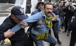 Azwaw, victime d'Octobre 88, brutalisé et arrêté par des policiers