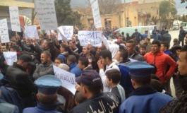 Ahmed Ouyahia accueilli par des manifestants à Oum El Bouagui (Vidéo)