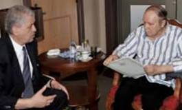 L’Algérie clouée entre deux loups