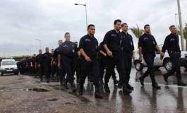 Des centaines de policiers manifestent devant le palais du gouvernement