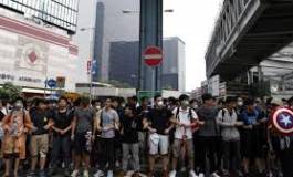 Echauffourées autour des barricades à Hong Kong