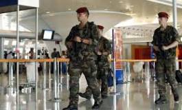 La France renforce sa sécurité après trois attaques en trois jours