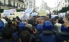 La police réprime une manifestation à Alger contre le gaz de schiste