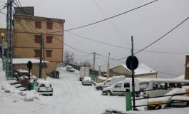 Chutes de neige : des routes coupées dans plusieurs wilayas du pays