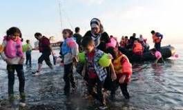 Des milliers de réfugiés débarquent au port d'Athènes, la Grèce débordée