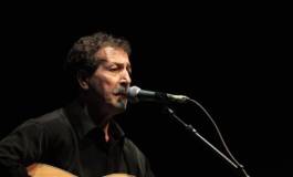 Lounis Aït Menguellet, l’ancêtre et le visionnaire chante dans l’Oise (France)