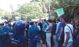 Sit-in des journalistes devant la stèle de la place du 1er Novembre à Oran