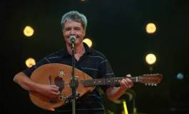 Boudjemaa Agraw chante et fustige Moh Cherif Hannachi, patron de la JSK