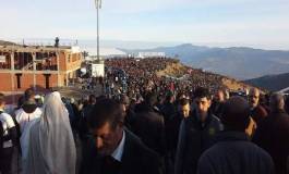 Le corps du défunt Hocine Aït Ahmed levé en direction d'Aïn El Hammam