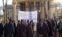 Des dizaines d'enseignants ont protesté à l'université de Tiaret