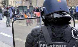 Le président François Hollande menace d'interdire les manifestations