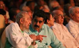 Fidel Castro se montre en tenue algérienne pour ses 90 ans