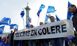 Inédite manifestation de policiers en pleine nuit à Paris